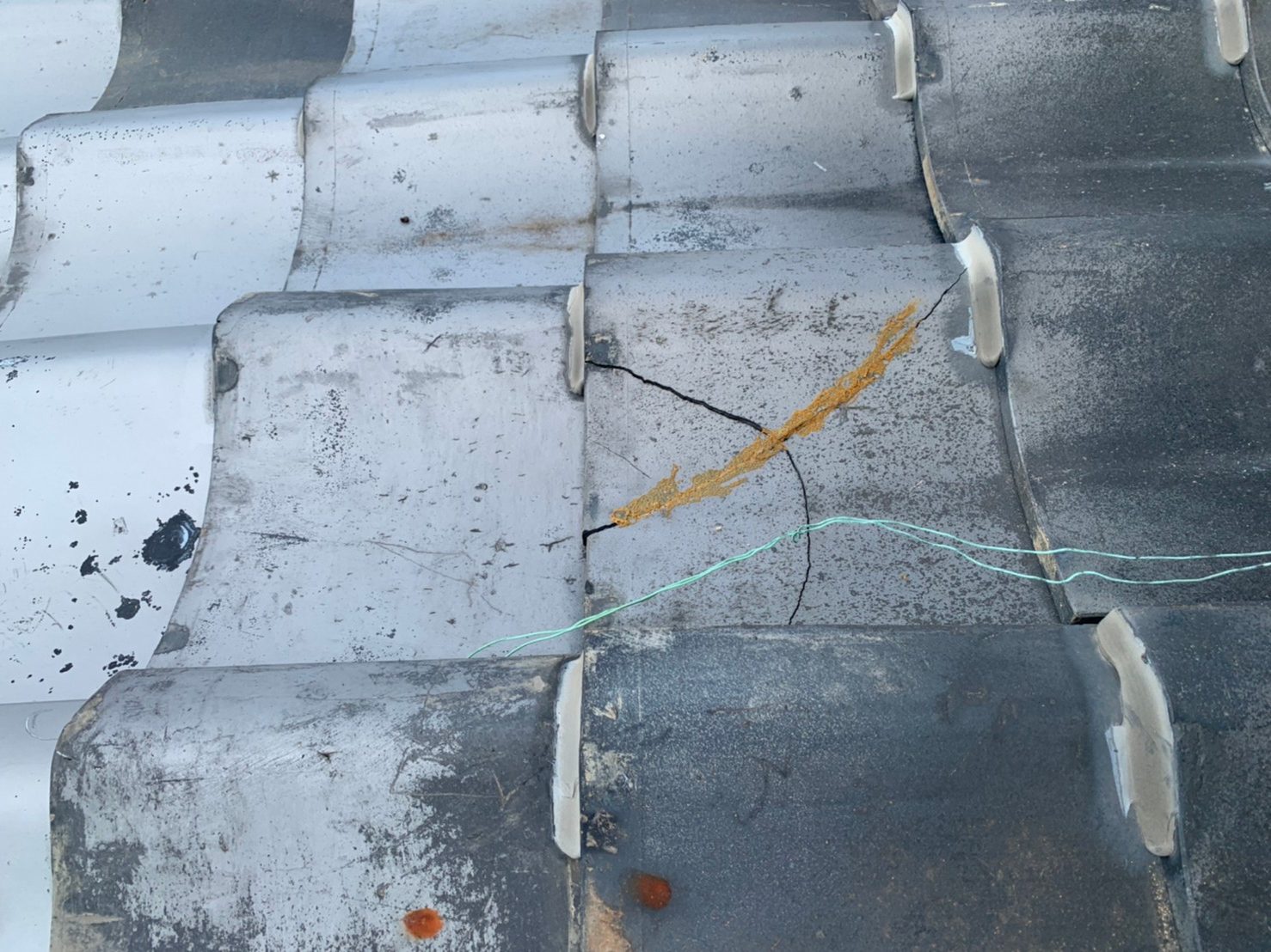 瓦の割れ状況写真