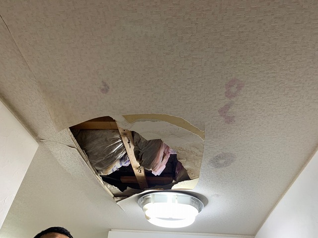 天井に雨染み写真