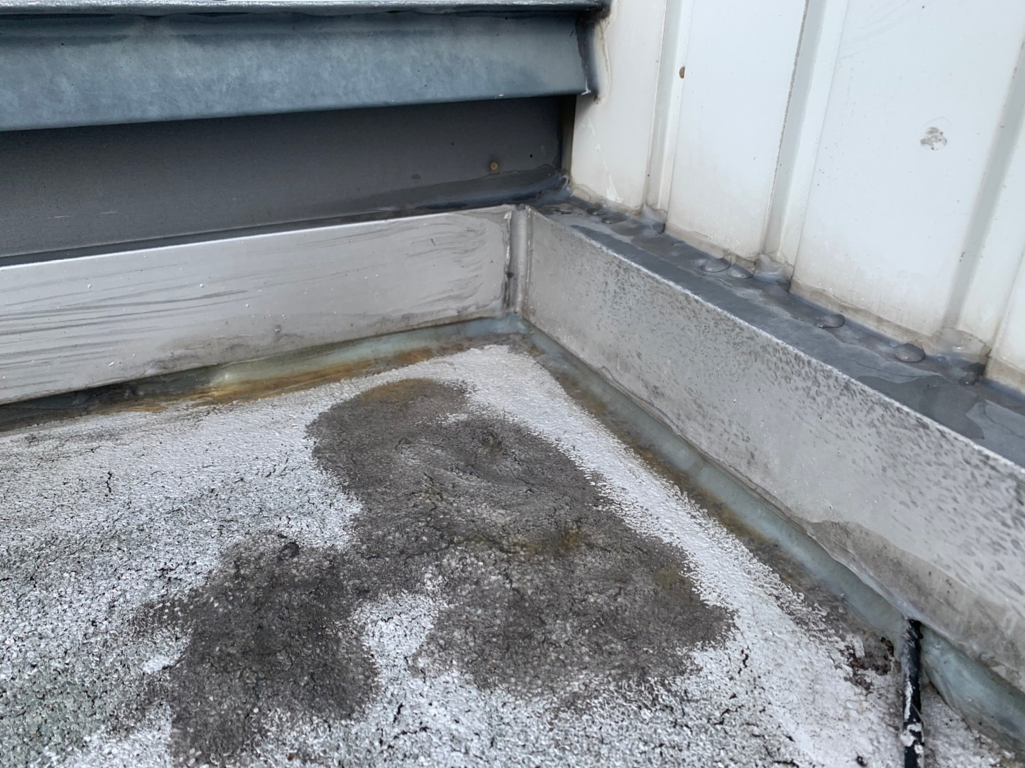 排水ドレン周りの水溜まり