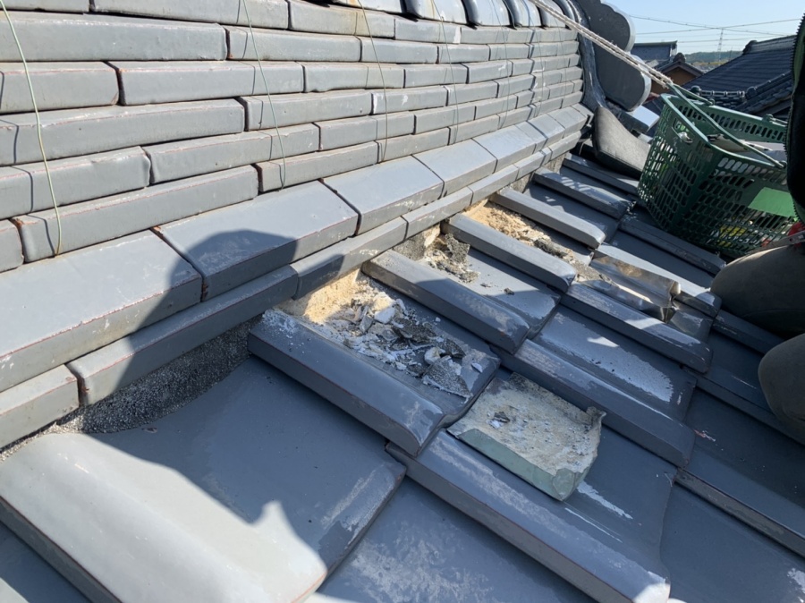 漆喰の剥離・黒ずみのクローズアップ／補修ビフォー