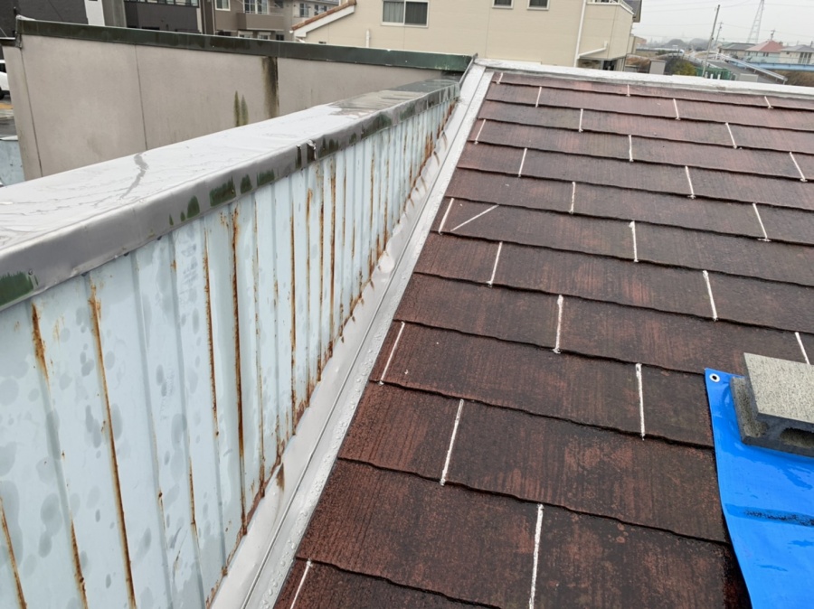 雨漏れ屋根の箇所にブルーシートで補修