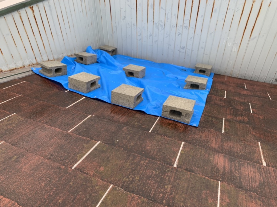 雨漏れ屋根の箇所にブルーシートで補修