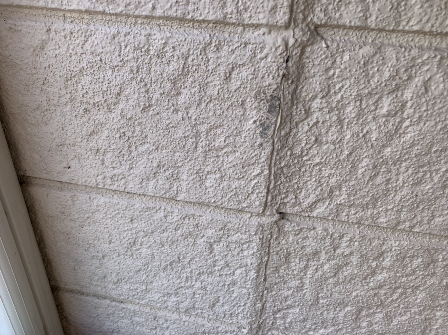 外壁、板間目地に小さなクラック