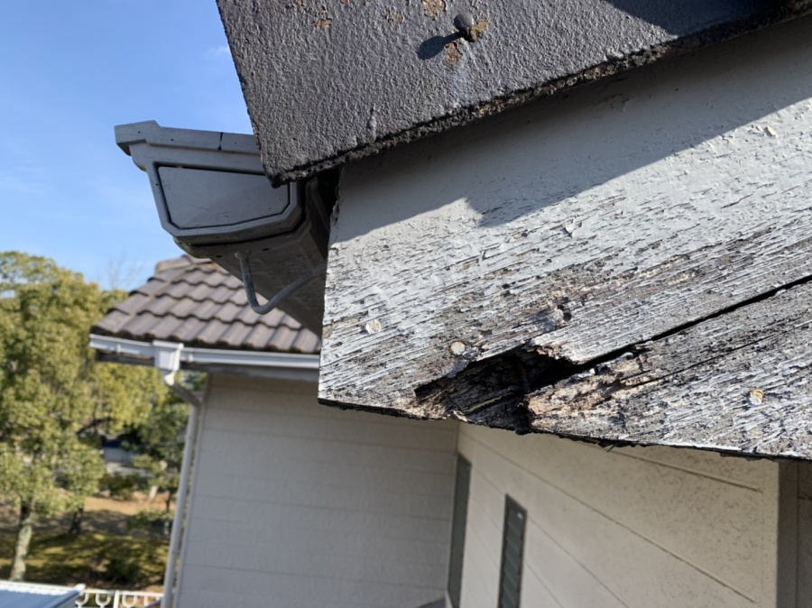 屋根のケラバ破風板の劣化状況