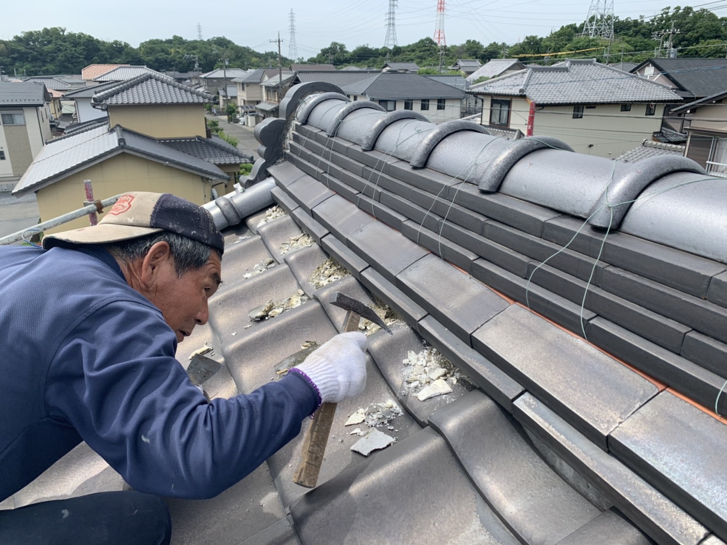 職人の既存の漆喰撤去風景