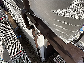 屋根の軒先に新しい軒樋