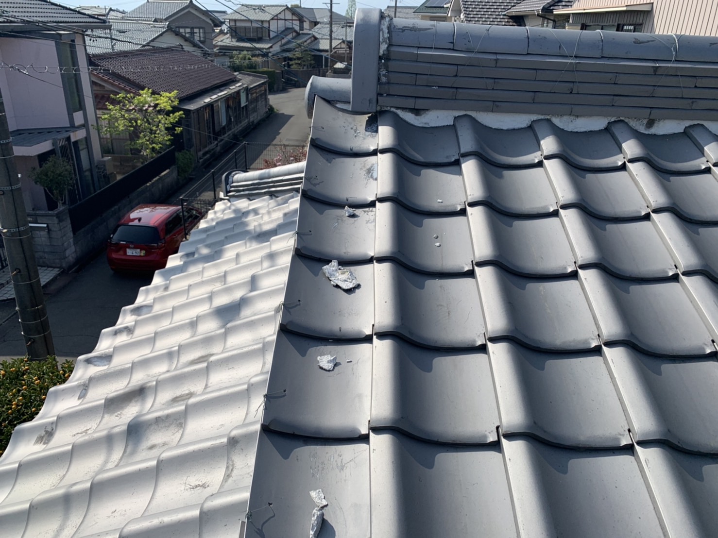 鬼瓦、棟ジリの漆喰が剥がれ