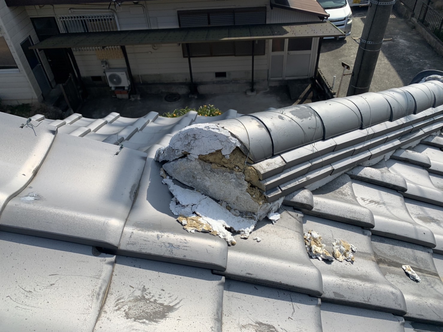 鬼瓦、棟ジリの漆喰が剥がれ