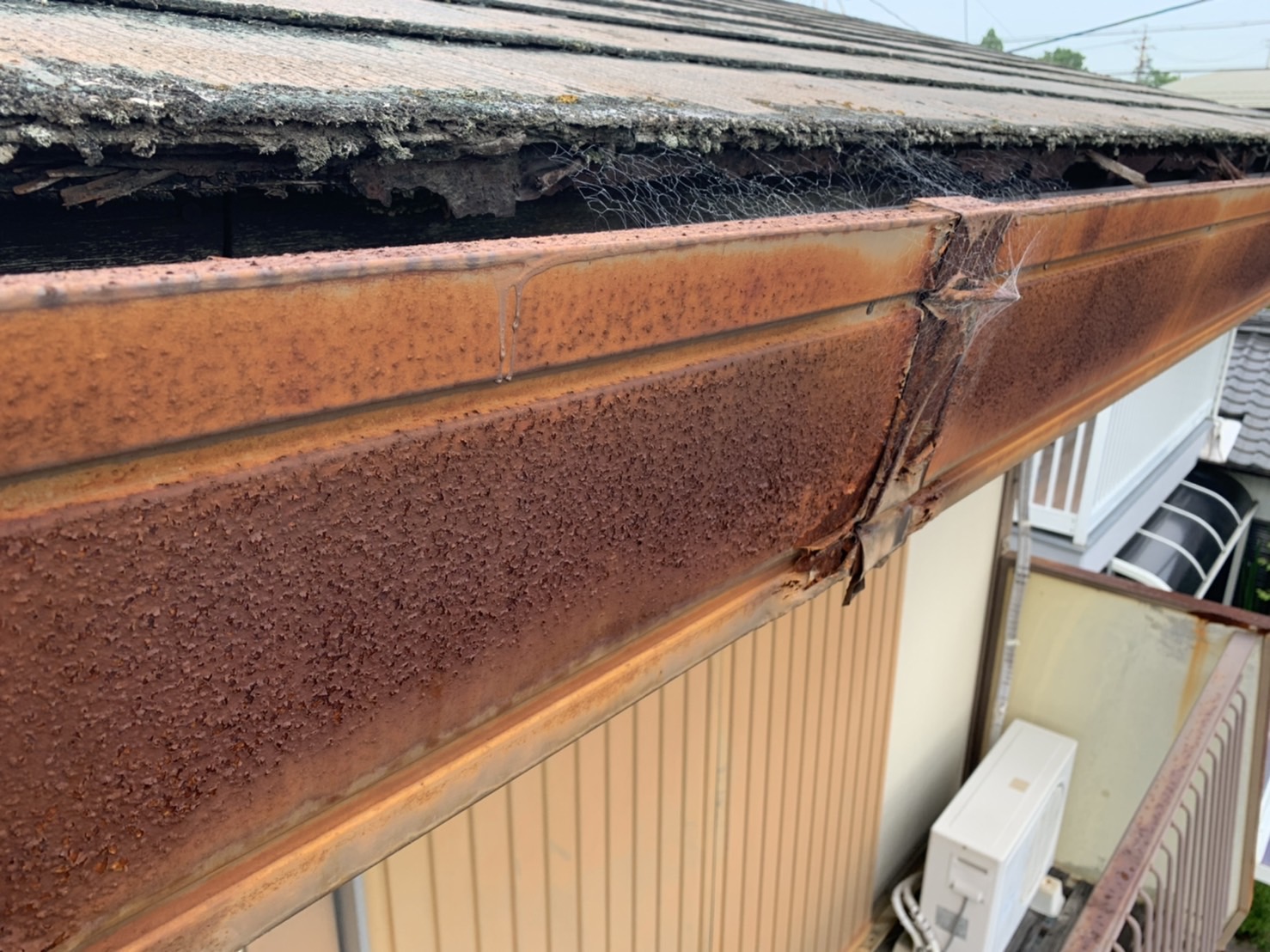 パラペット・ケラバの錆と破風板の傷み