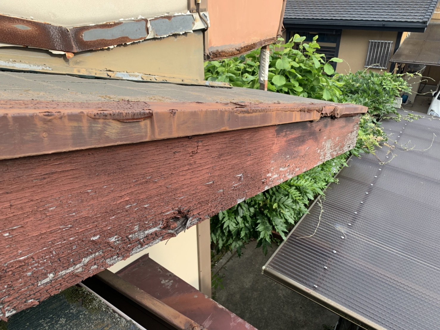 パラペット・ケラバの錆と破風板の傷み