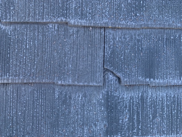 他の箇所でみられるスレートの割れや欠け写真