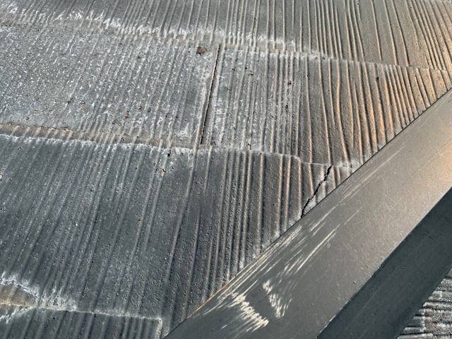 他の箇所でみられるスレートの割れや欠け写真