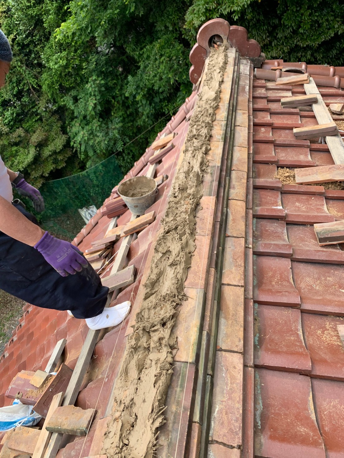 棟部の解体→のし瓦再利用→再組積の工程写真