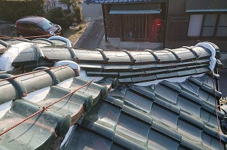 瓦ズレ棟の歪みで棟積み直し工事