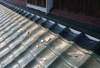 漆喰を剝がし、葺き土を整えて、新しく漆喰を塗り直し