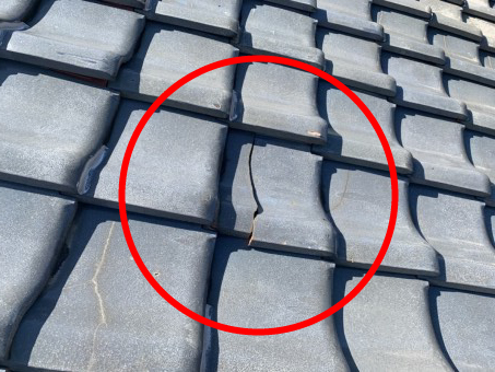 瓦の割れによる雨漏り