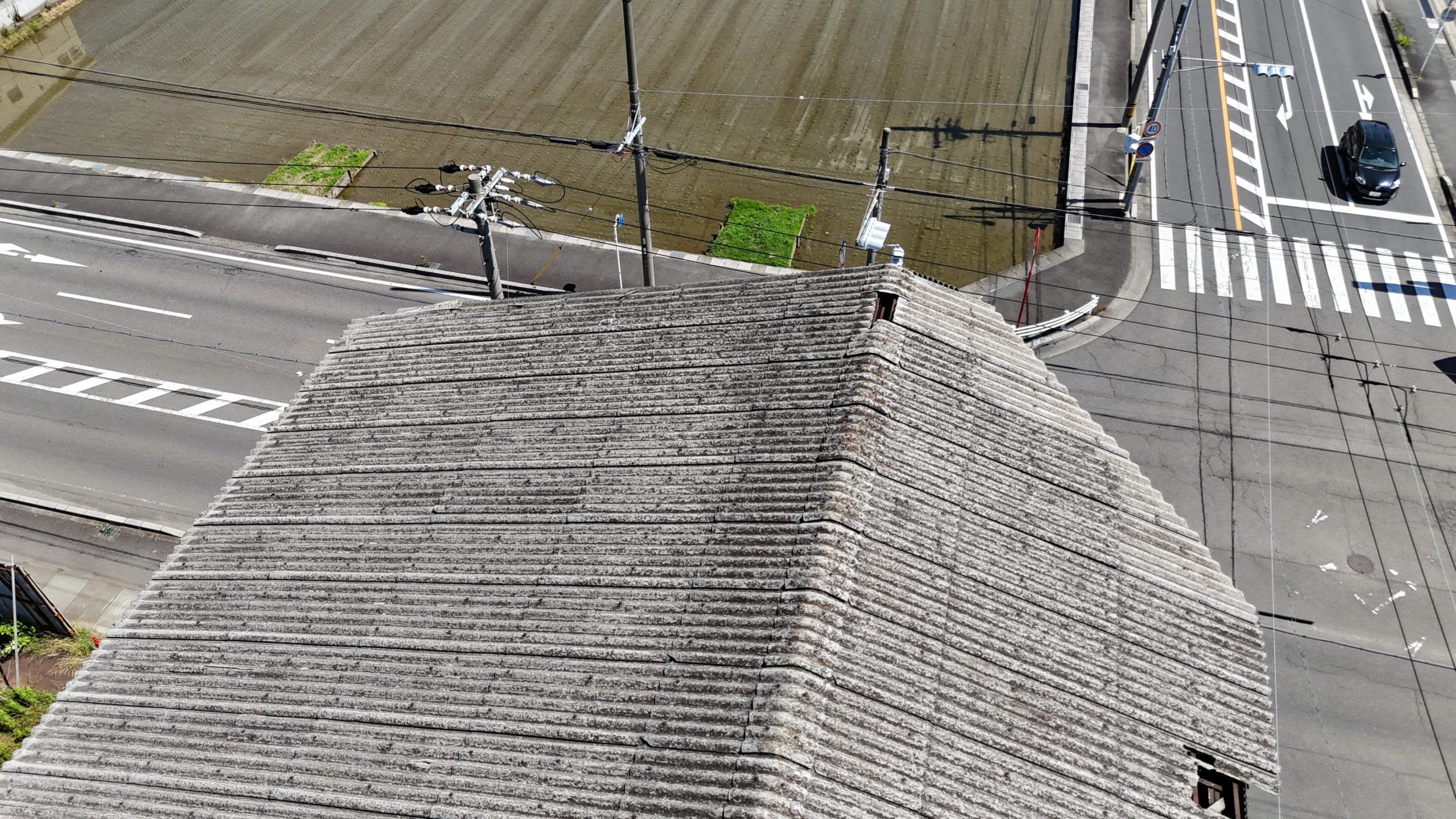 一宮市の4階建てスレート倉庫をドローンで調査している様子