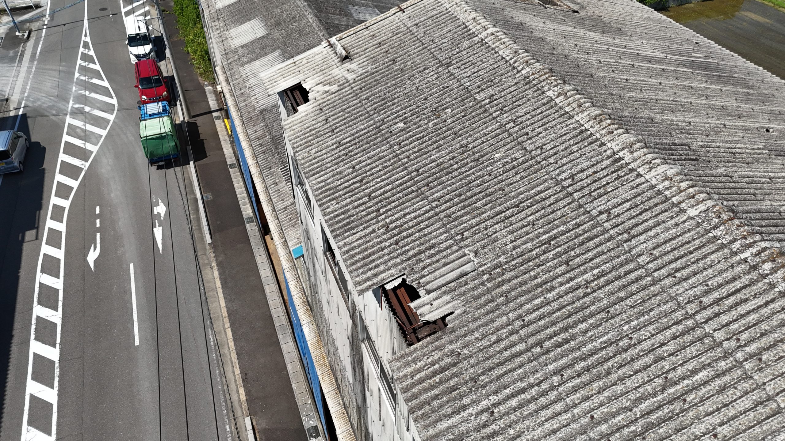 一宮市の4階建てスレート倉庫をドローンで調査している様子