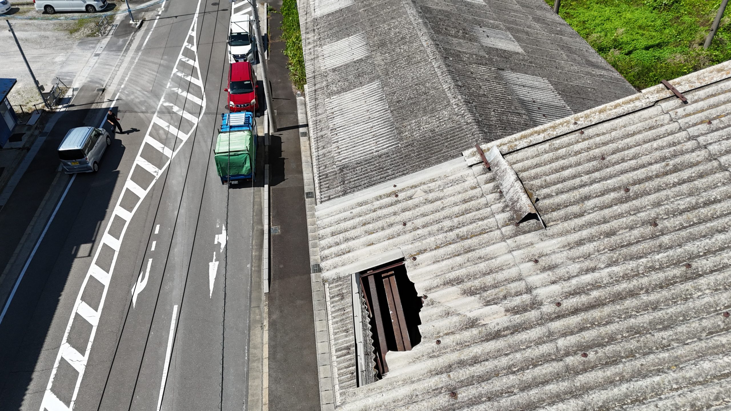 一宮市の4階建てスレート倉庫をドローンで調査している様子