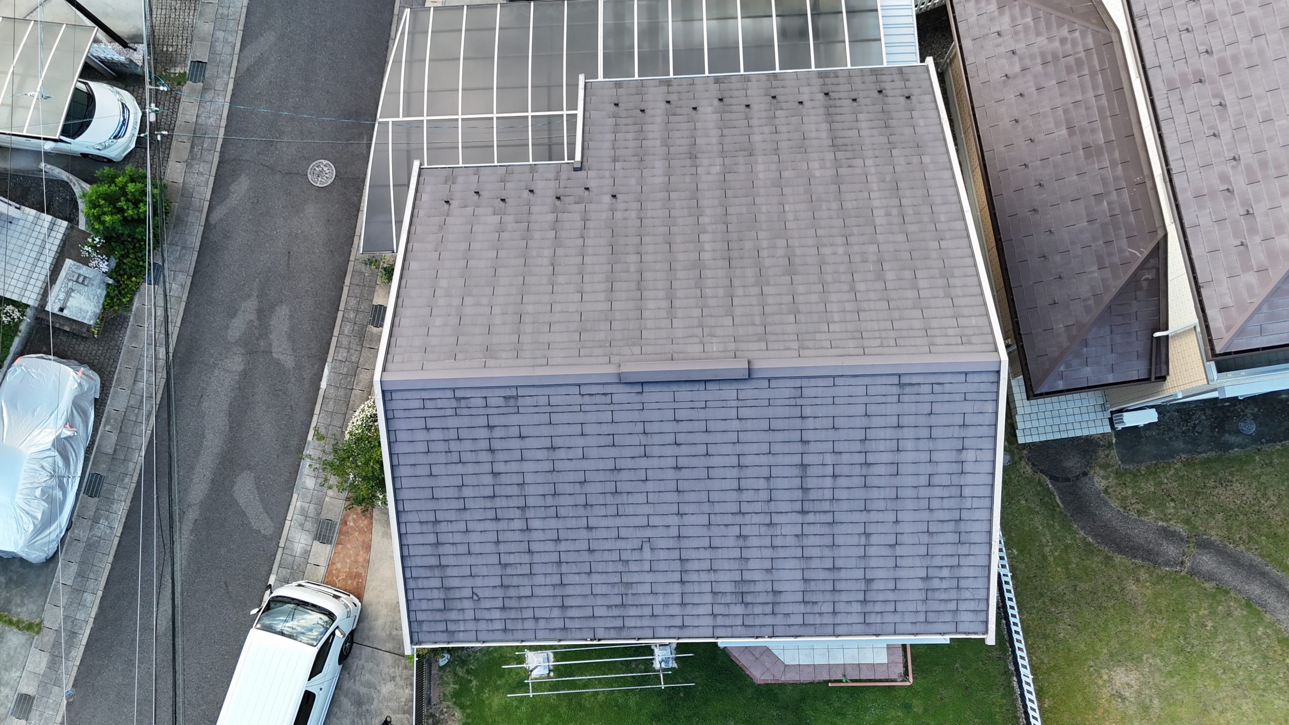 小牧市でダイワハウス住宅のスレート屋根を現地調査している様子