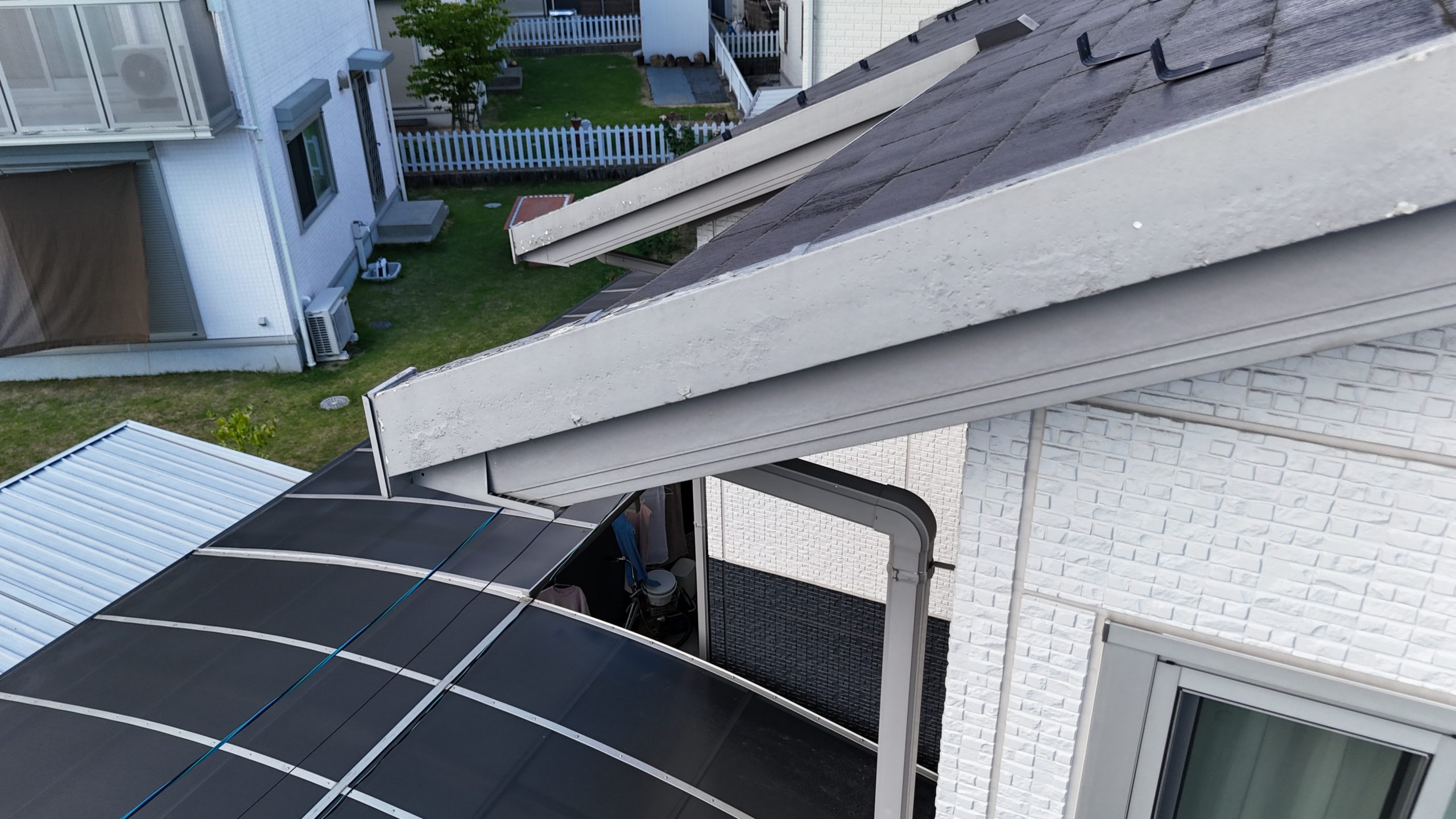 小牧市でダイワハウス住宅のスレート屋根を現地調査している様子