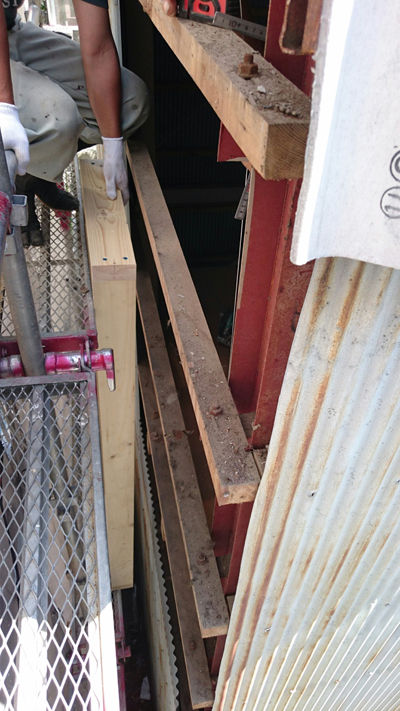 外壁の錆びたトタンを剥がし