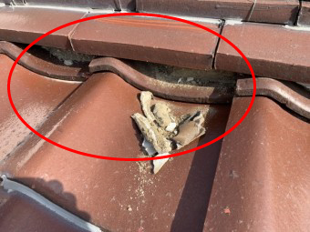 瓦屋根の棟瓦、漆喰劣化状況