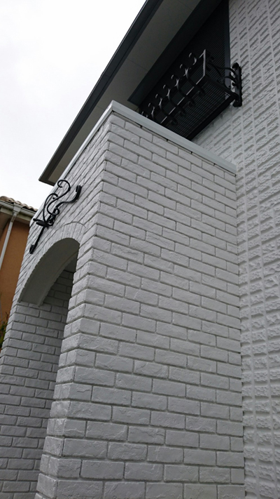 違和感が無いように同様に既存の軒天（屋根の軒裏）も白に塗り替えた箇所