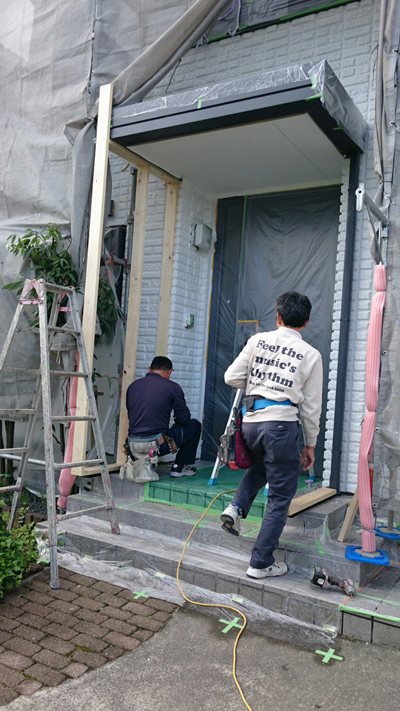 既設の庇のデザインを変えるリフォーム工事風景