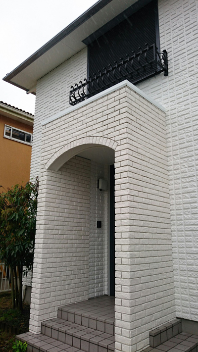 サイディングを貼り終えたポーチの新設壁を、外壁を塗ったのと同じ色に塗装した写真