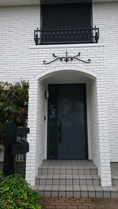  ブリック調のサイディングとアイアン装飾を合わせた欧州風の外観に仕上がり