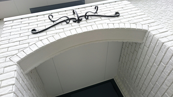 ポーチの天井も白で揃っており、違和感はありません。