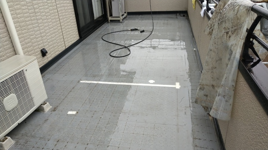 白く見えている部分は下地調整にてシート防水の穴を補修した跡