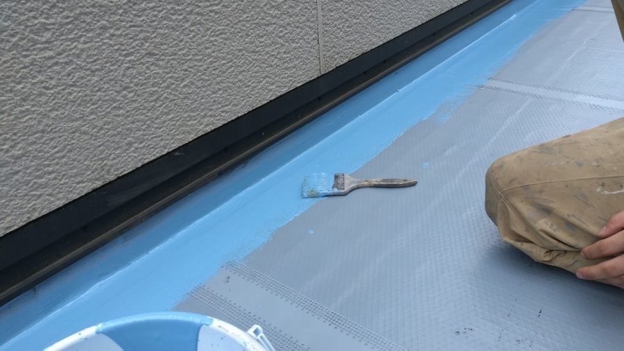 緩衝シートのつなぎ目に専用のテープを貼り