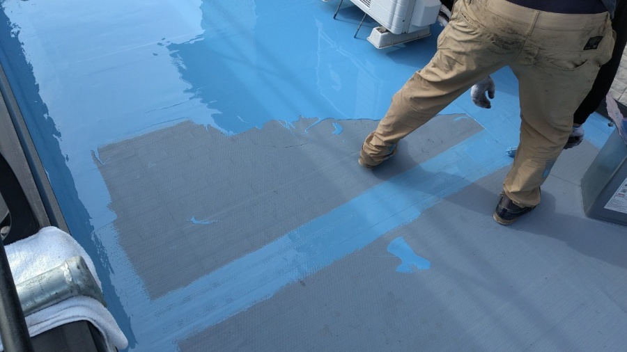 立ち上がり部とシートのつなぎ目にウレタン防水を塗布