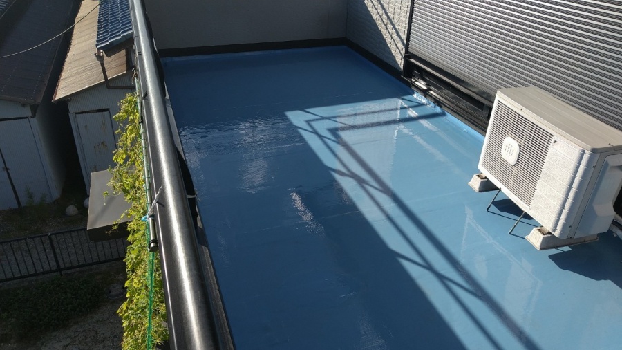 室外機の下も持ち上げてしっかりと塗っていきます