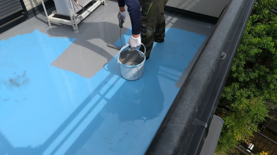 トップコートをむらなくローラーで塗り