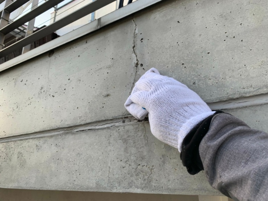 エフロレッセンス（白華現象）を専用の酸性薬剤で丁寧に洗浄