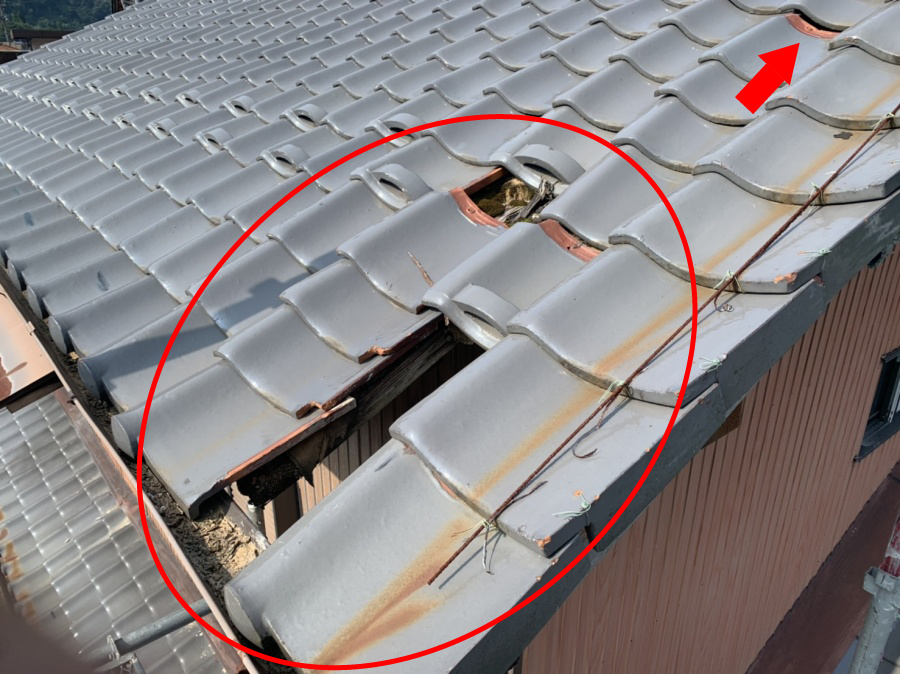 2階の屋根の瓦が落ちていている