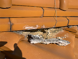 漆喰が破損した跡の写真