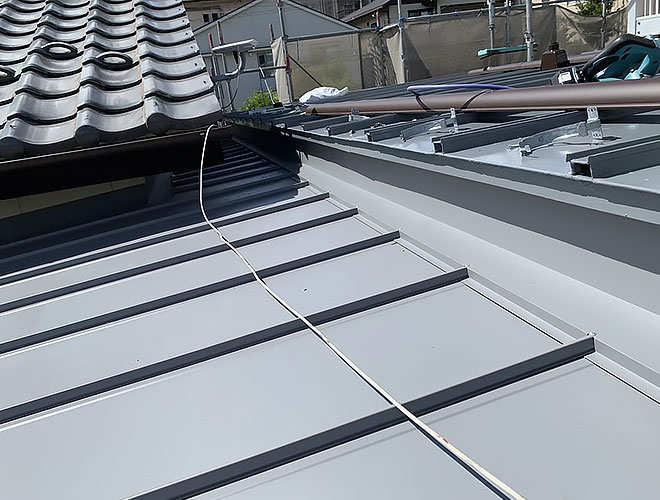 完成：ガルバリウム鋼板で錆びに強い屋根に！