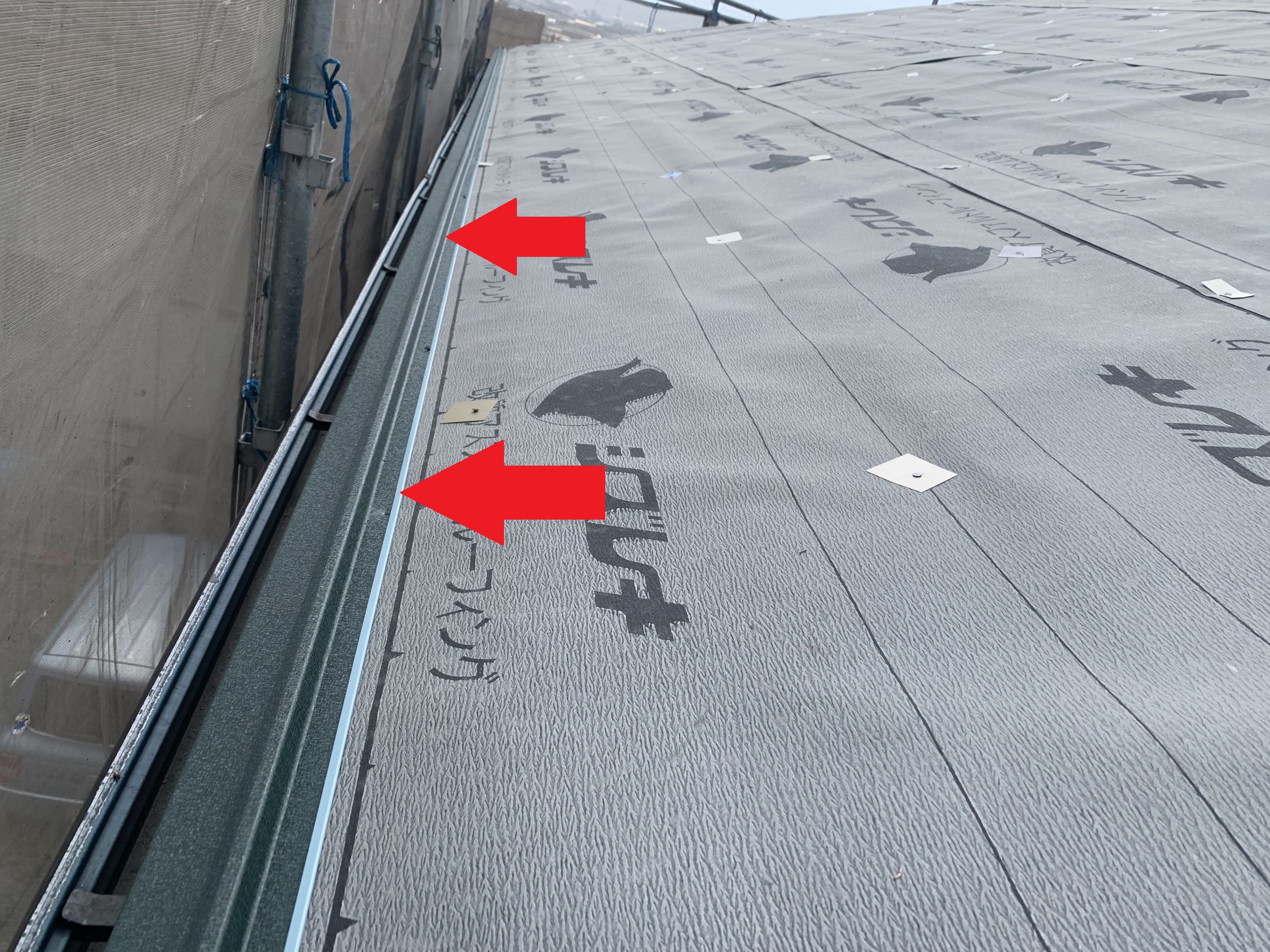 屋根の端部には「役物」を設置｜唐草・谷樋板金で雨仕舞を強化