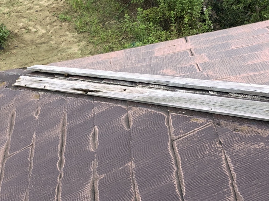 剥がれた板金の拡大部分