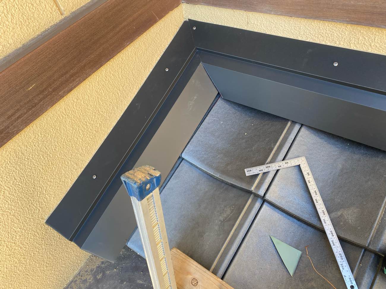 屋根と外壁の取り合い部分の板金施工