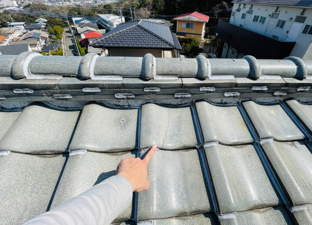 瓦屋根のひび