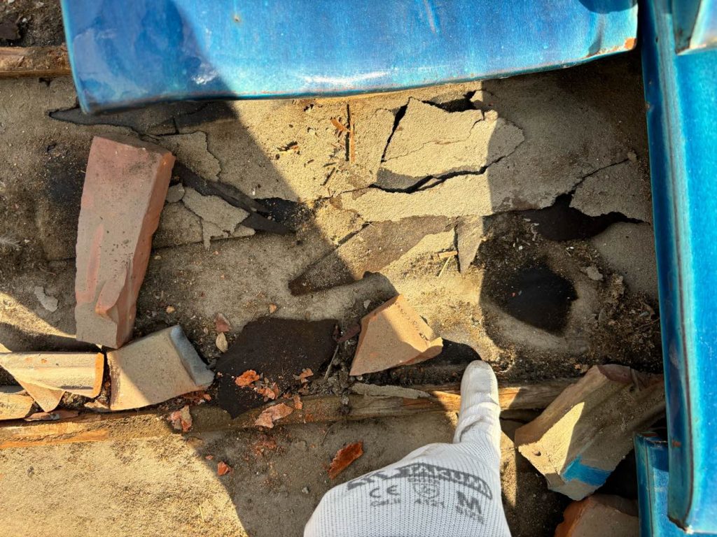 劣化してボロボロになった防水シート