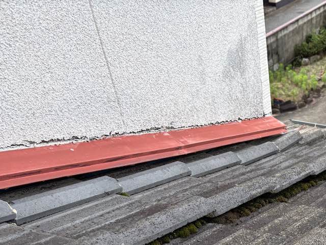 太宰府市で雨漏り調査を進める様子