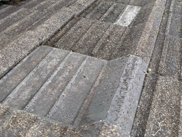 太宰府市で雨漏り修理を検討中の屋根