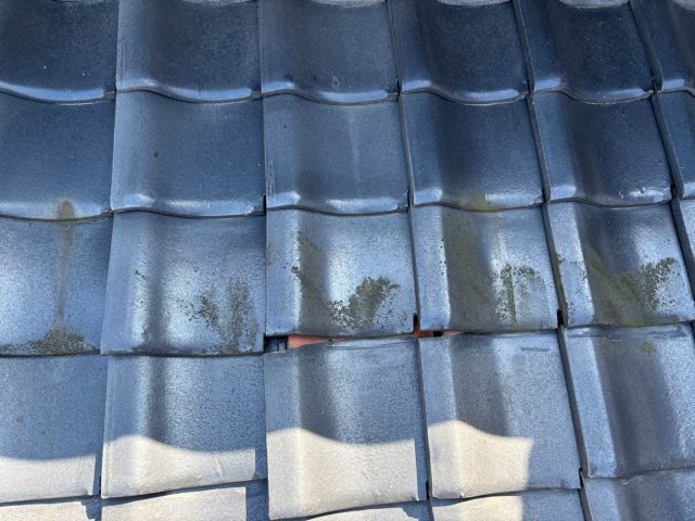 小郡市のずれた屋根瓦