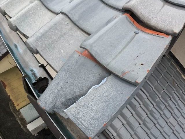 福岡市城南区の屋根の割れた瓦